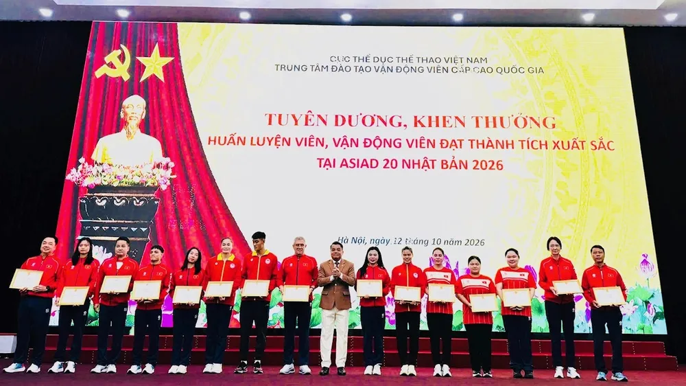 Các HLV, VĐV đạt thành tích xuất sắc tại ASIAD 20 đã được tuyên dương, khen thưởng. Ảnh: MINH MINH