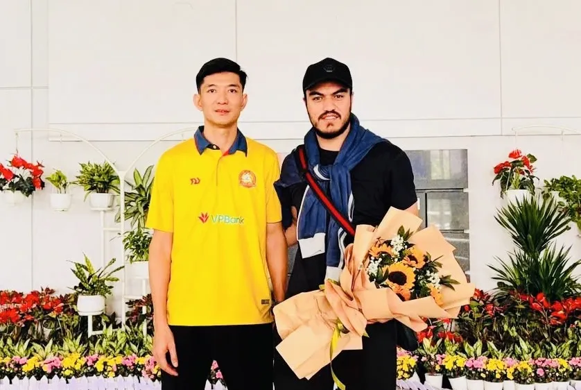 HLV trưởng Nguyễn Văn Hạnh và ngoại binh người Iran sẽ tham dự vòng 2 sắp tới. Ảnh: CATPHCM