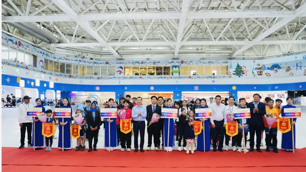 VĐV trượt băng trẻ cả nước đã có mặt tại Hà Nội bước vào thi đấu từ ngày 17-10. Ảnh: TRỊNH TRANG