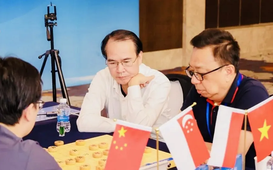 Kỳ thủ Nguyễn Thành Bảo (áo trắng) của cờ tướng Việt Nam thi đấu tại Trung Quốc lần này. Ảnh: VXF
