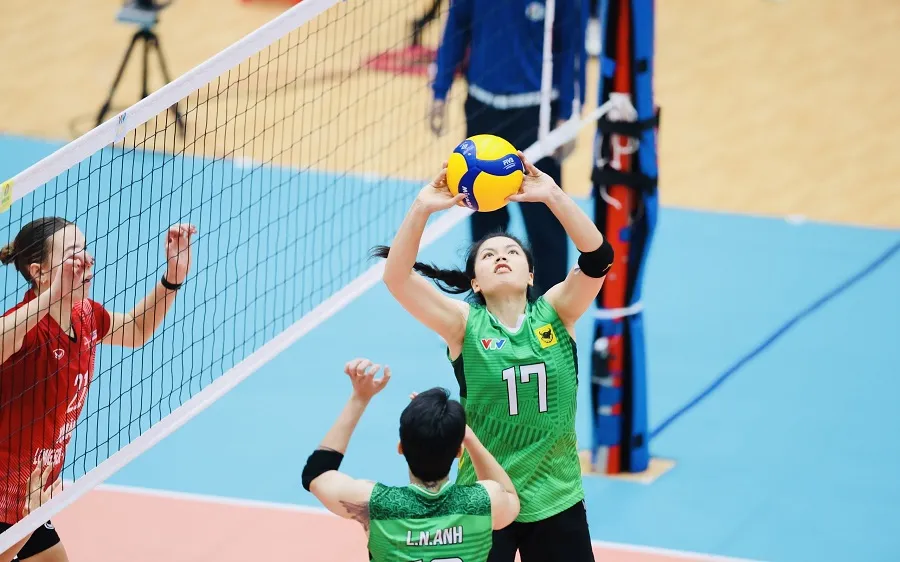 Chuyền hai Quí Uyên (17) của VTV Bình Điền Long An đang chơi tự tin tại vòng 2 năm nay. Ảnh: DŨNG PHƯƠNG
