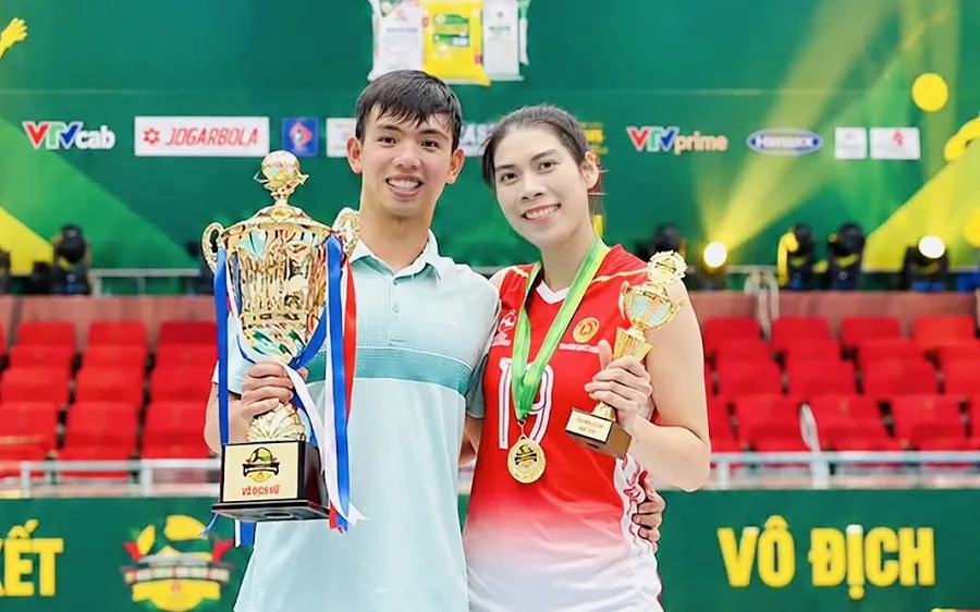Cầu thủ Lâm Oanh đã chụp ảnh kỷ niệm cùng bạn trai Huy Hoàng sau trận chung kết tại Vĩnh Long vừa qua. Ảnh: LÂM OANH