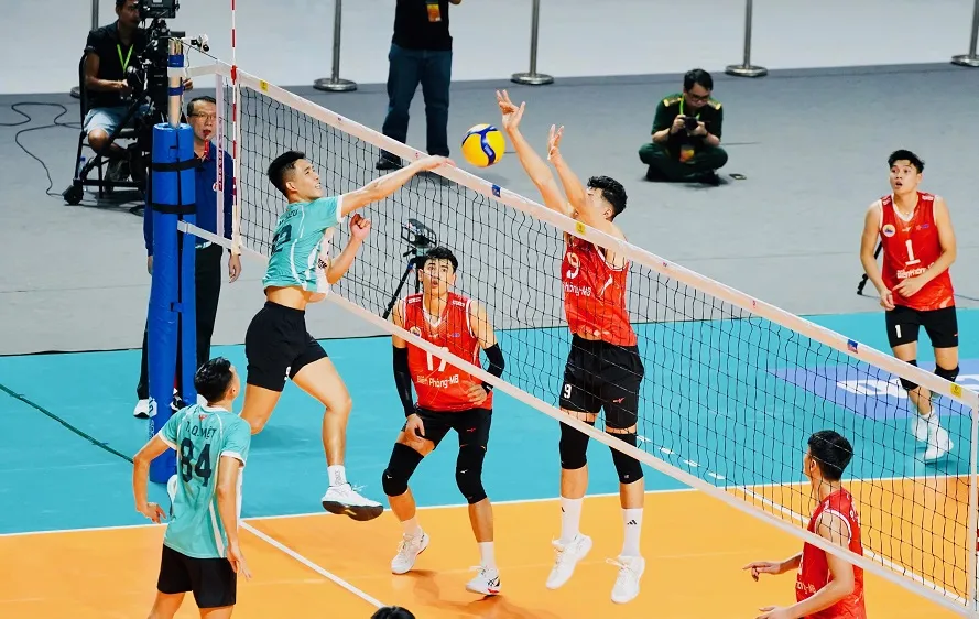 Cầu thủ Đà Nẵng và Biên Phòng MB đã thi đấu giằng co trong 5 ván đấu. Ảnh: VFV