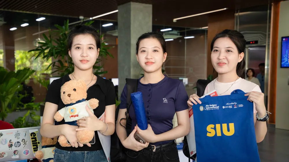 Ba chị em Trà Thị Như Anh, Trà Thị Như Mỹ, Trà Thị Như Ý cùng nhập học tại SIU.