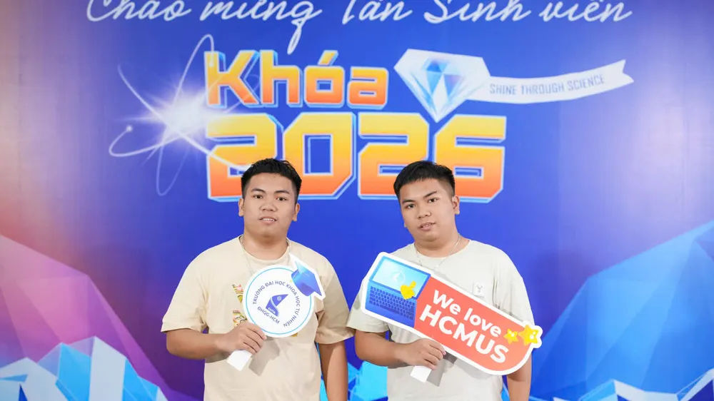 Trí Hậu (bìa trái) và Trí Hiền đến Trường ĐH Khoa học Tự nhiên, ĐHQG TPHCM, làm thủ tục nhập học chiều 21/8.