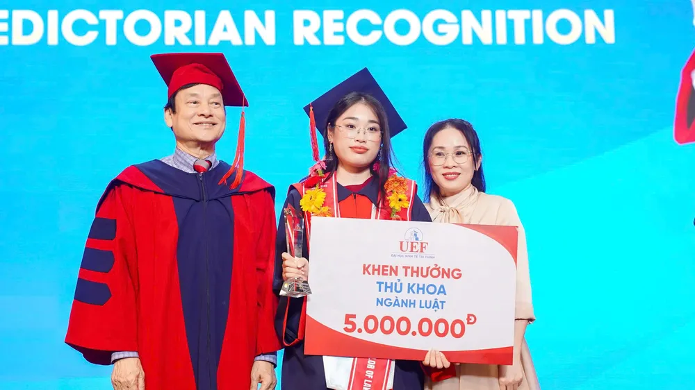 Phương Doanh nhận khen thưởng tại lễ trao bằng tốt nghiệp.