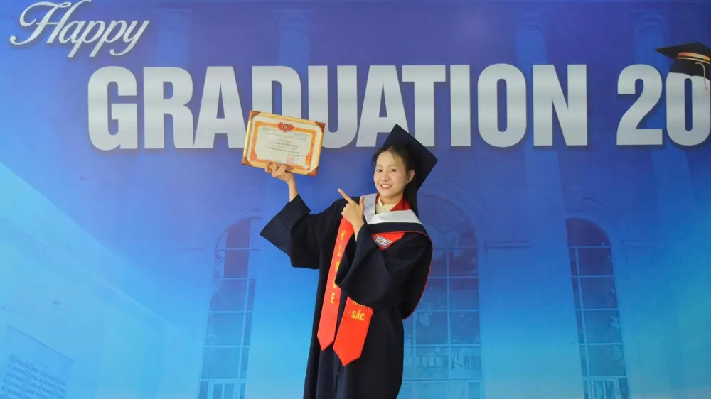 Niềm vui của Hồng Nhung trong ngày nhận bằng tốt nghiệp đại học.