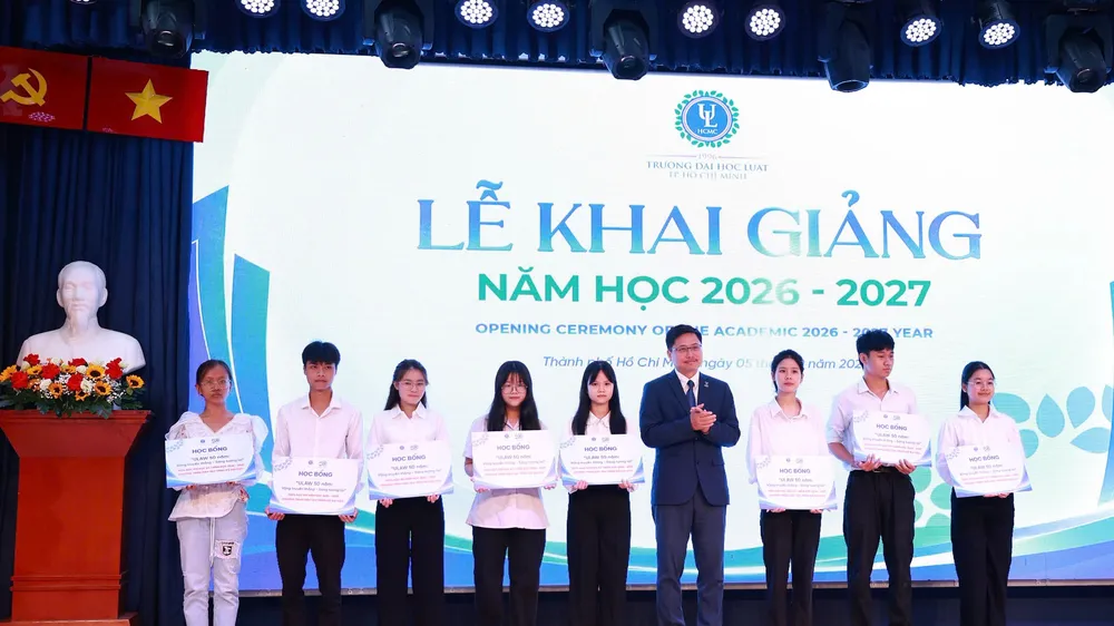 Nhà trường trao học bổng “ULAW 50: Vững truyền thống - Sáng tương lai” cho các sinh viên.
