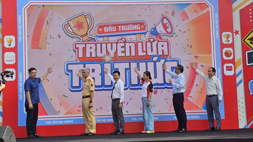 Ban tổ chức cùng các đại biểu thực hiện nghi thức khai mạc chương trình “Thủ lĩnh học đường - Honda Young Mode 2026”