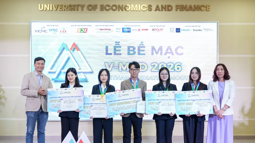 Ban tổ chức huy chương vàng cho 5 đội ở hạng mục Các bên tham gia.