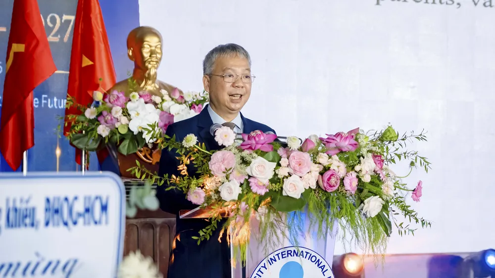 TS Nguyễn Quốc Chính phát biểu tại lễ khai giảng năm học 2026-2027 của Trường ĐH Quốc tế, ĐHQG TPHCM.