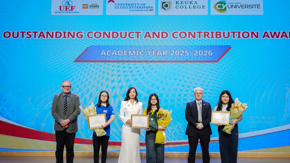 Ban tổ chức tuyên dương các tân sinh viên đạt danh hiệu thủ khoa đầu vào.