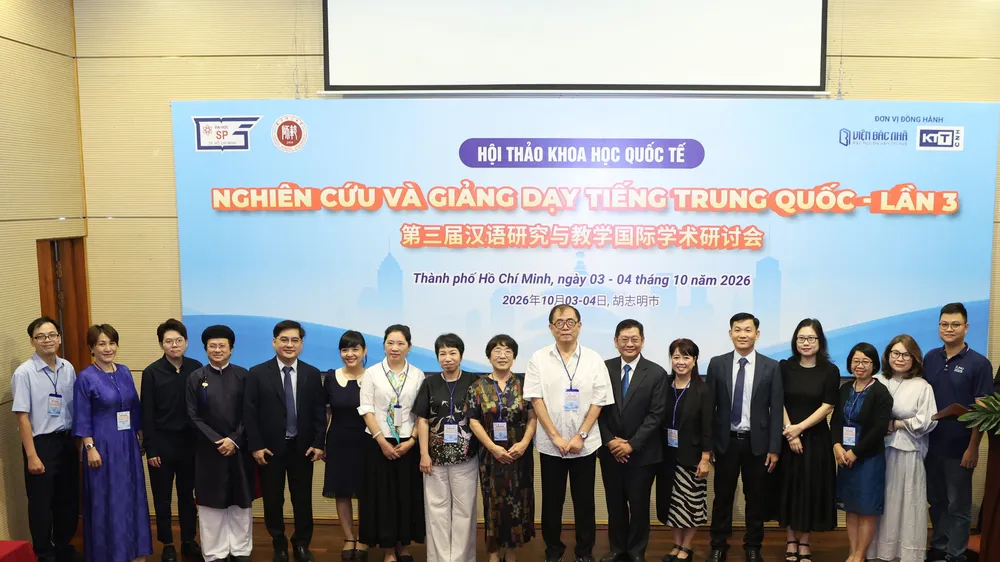 Các đại biểu chụp ảnh lưu niệm tại hội thảo.