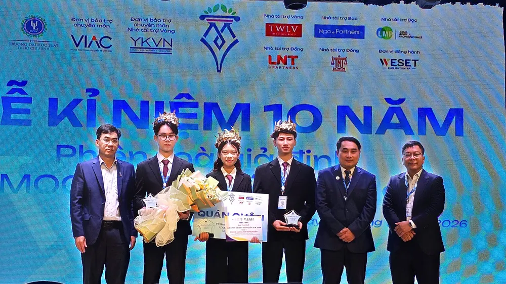 Ban tổ chức trao giải nhất cho đội The Mis 227 đến từ Trường ĐH Luật Hà Nội. Ảnh: CÔNG CHƯƠNG