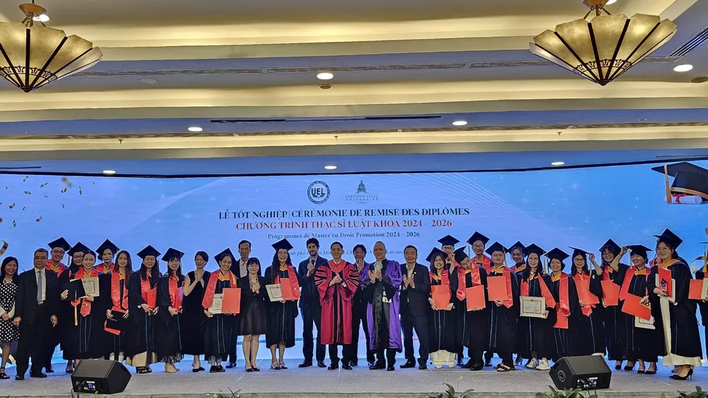 Các tân thạc sĩ chụp hình lưu niệm cùng đại biểu tại lễ tốt nghiệp.