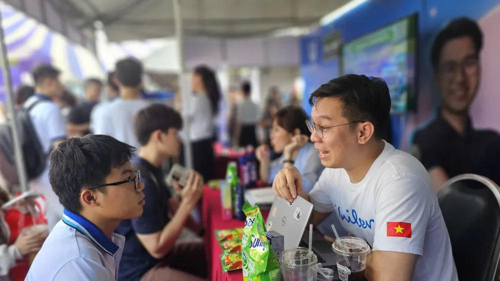 Sinh viên Trường ĐH Bách khoa, ĐHQG TPHCM, phỏng vấn trực tiếp với doanh nghiệp tại Ngày hội việc làm 2026.