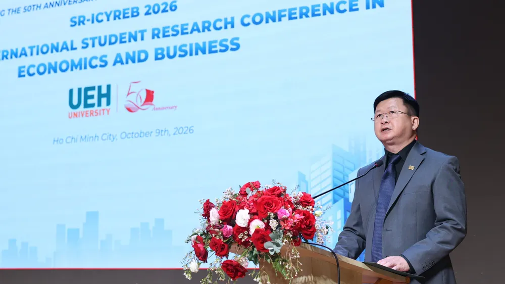 TS Đinh Công Khải, Phó Giám đốc UEH, phát biểu tại hội thảo.