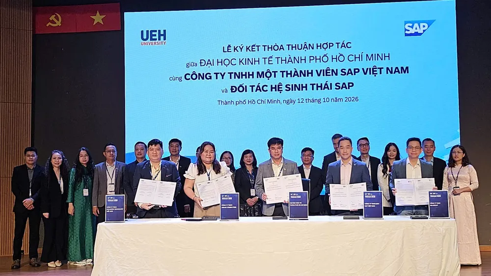 UEH ký kết các thỏa thuận hợp tác với SAP Việt Nam và các doanh nghiệp trong hệ sinh thái SAP. Ảnh: CÔNG CHƯƠNG