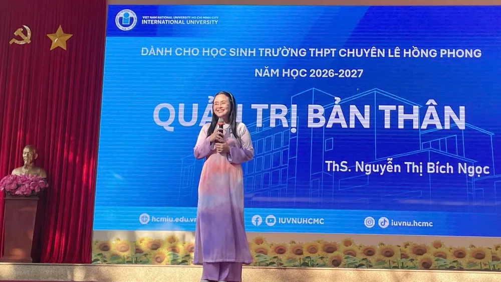 ThS Nguyễn Thị Bích Ngọc trình bày chuyên đề "Quản trị bản thân" với học sinh Trường THPT chuyên Lê Hồng Phong (TPHCM).