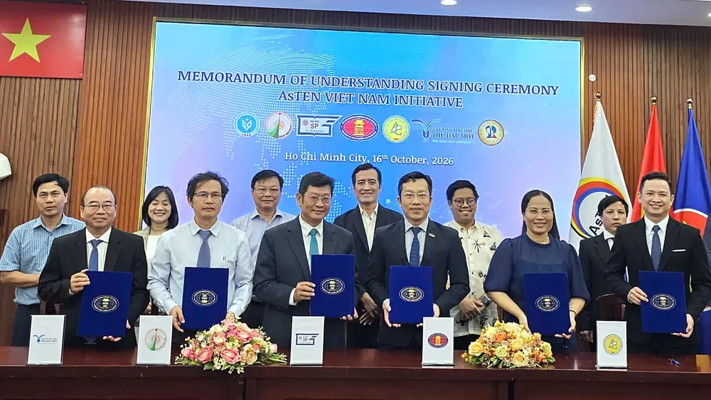 Trường ĐH KHXH-NV, Trường ĐH An Giang (ĐHQG TPHCM), Trường ĐH Sư phạm TPHCM, Trường ĐH Thủ Dầu Một, Trường ĐH Đà Lạt; Trường ĐH Sư phạm - ĐH Đà Nẵng và Trường ĐH Sư phạm - ĐH Thái Nguyên thực hiện nghi thức ký kết hợp tác. Ảnh: CÔNG CHƯƠNG