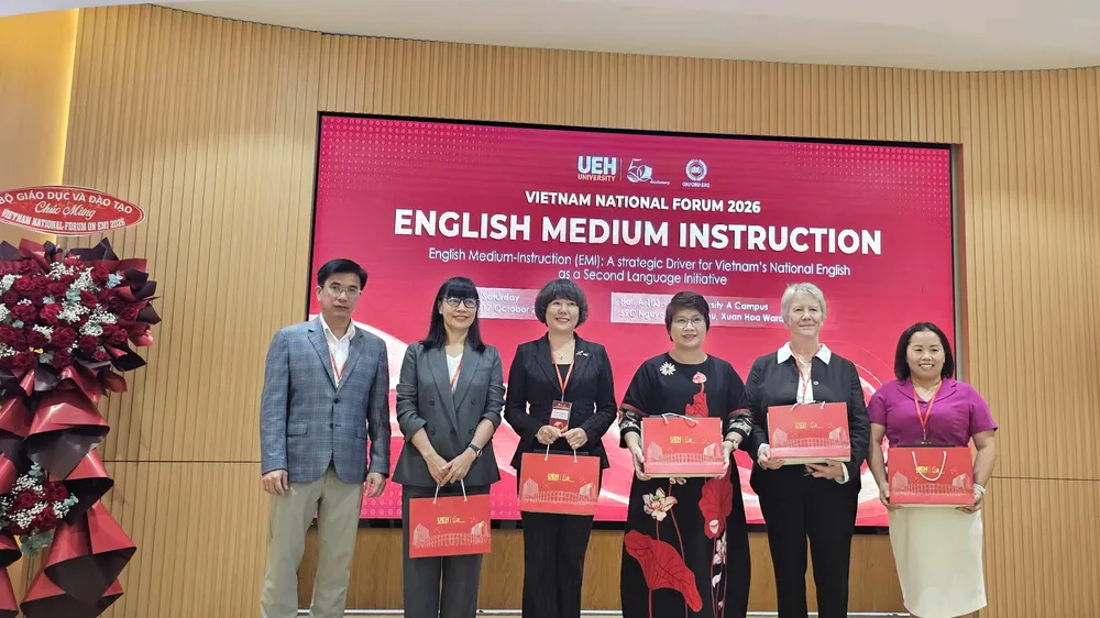 PGS-TS Bùi Quang Hùng, Giám đốc UEH (bìa trái), trao quà cám ơn các đại biểu, diễn giả tại sự kiện.