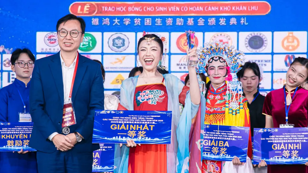 Ban tổ chức trao giải nhất cho Trần Phạm Yến Nhi.