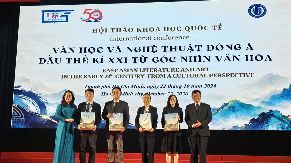 Lãnh đạo Trường ĐH Sư phạm TPHCM tặng quà cám ơn các diễn giả, khách mời tại chương trình.