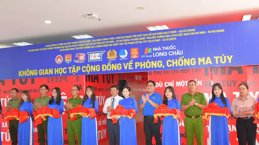 Các đại biểu thực hiện nghi thức cắt băng khánh thành “Không gian học tập cộng đồng về phòng, chống ma túy”.