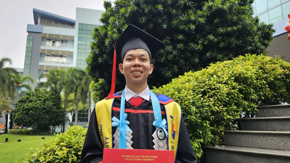 Niềm vui của tân thạc sĩ Nuth Sokrite trong ngày nhận bằng tốt nghiệp, 23-10.