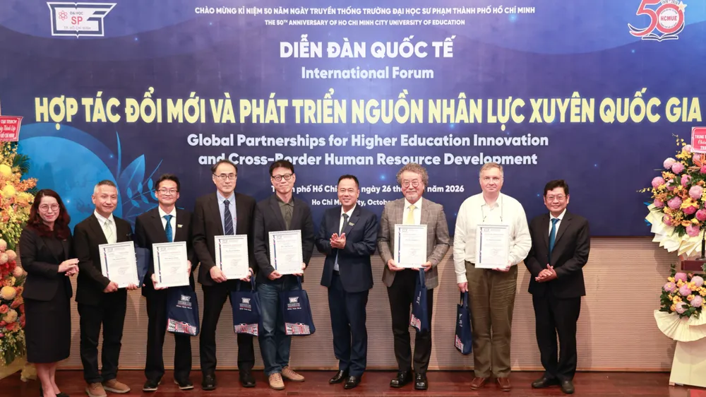 Trường ĐH Sư phạm TPHCM trao thư cám ơn các diễn giả tham gia diễn đàn.