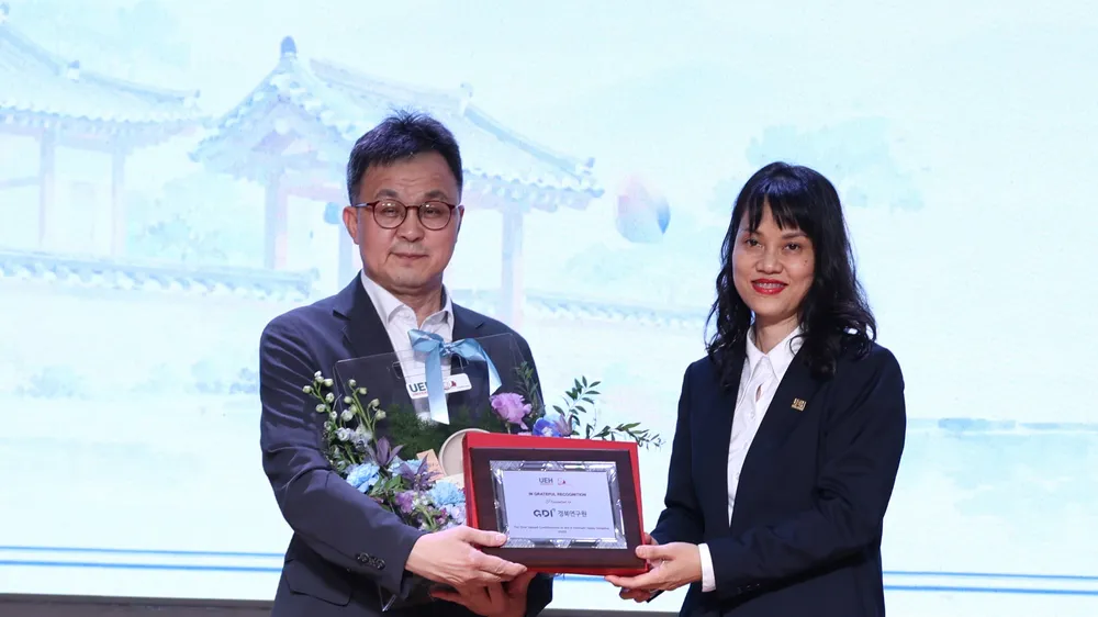 PGS-TS Trịnh Thùy Anh, Hiệu trưởng Trường Công nghệ và Thiết kế UEH trao hoa và thư cám ơn đến ông Park Si-heung, Phó Huyện trưởng huyện Bonghwa (Hàn Quốc).
