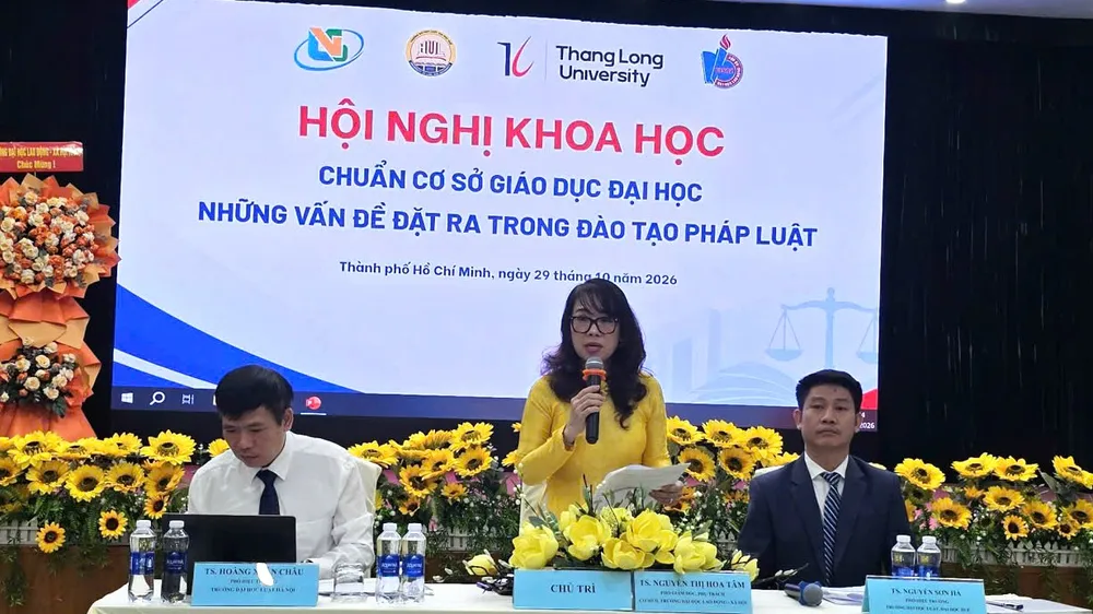 TS Nguyễn Thị Hoa Tâm, Phó Giám đốc phụ trách Cơ sở II, Trường ĐH Lao động – Xã hội, phát biểu điều hành hội nghị.