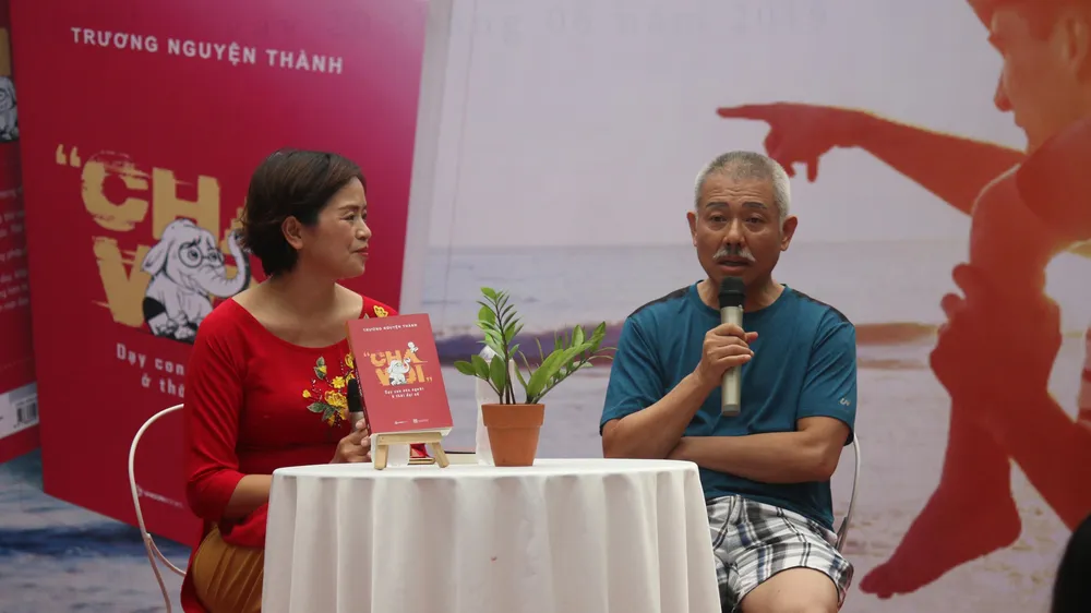 Giáo sư “quần đùi” ra mắt sách về dạy con thời đại số 