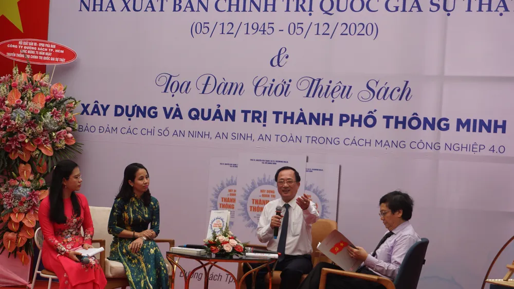 Tọa đàm sách về xây dựng và quản trị thành phố thông minh 