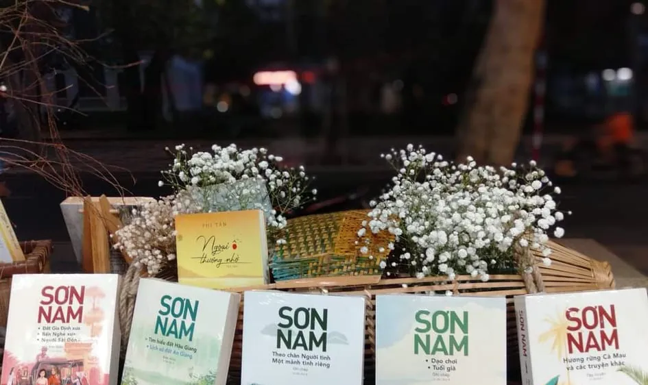 Trao tặng bộ sách 20 tựa cho gia đình nhà văn Sơn Nam