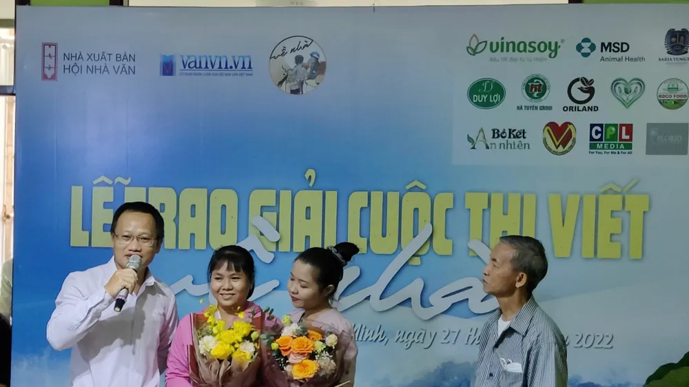 Trao giải cuộc thi viết “Về nhà”