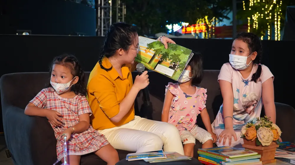Đọc sách không chỉ cho con vui, cha mẹ cũng phải vui