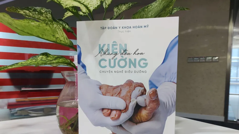 “Những đóa hoa kiên cường”: Tôn vinh người làm nghề điều dưỡng 