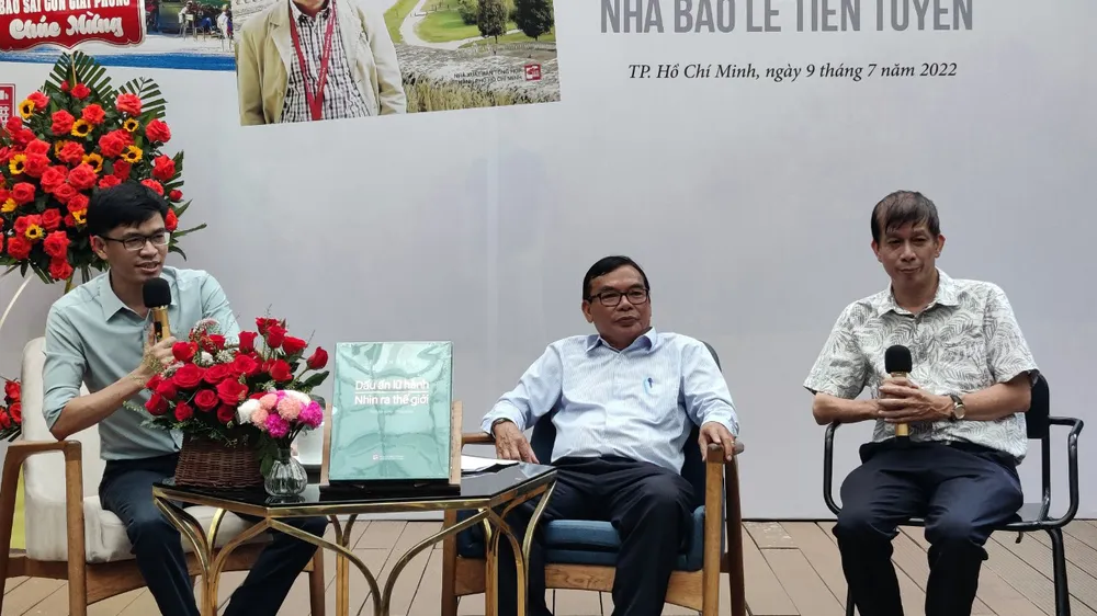 Cùng nhà báo Lê Tiền Tuyến nhìn ra thế giới