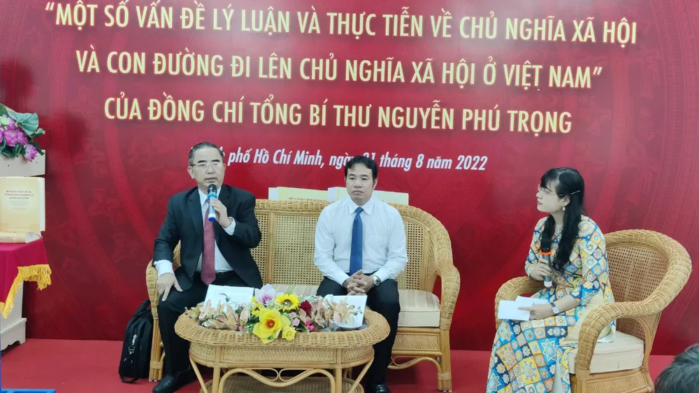 Phổ biến sách lý luận của Đảng đến đông đảo quần chúng nhân dân 