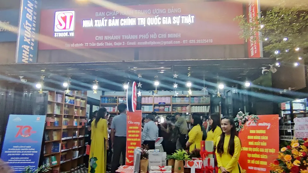 Khai trương gian hàng NXB Chính trị Quốc gia Sự thật tại Đường sách TPHCM