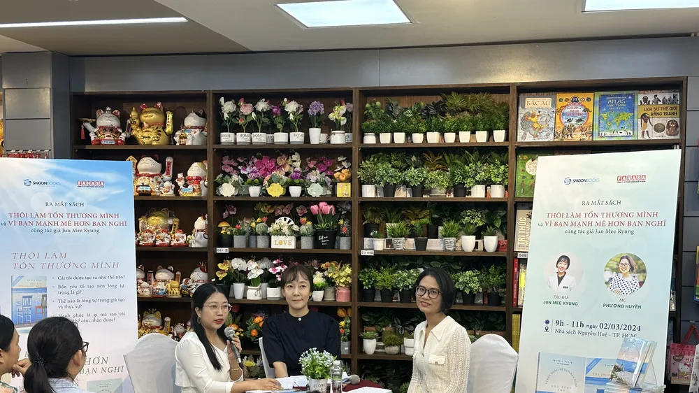 Tác giả Jun Mee Kyung: “Hãy cố gắng đọc sách giấy nhiều nhất có thể”