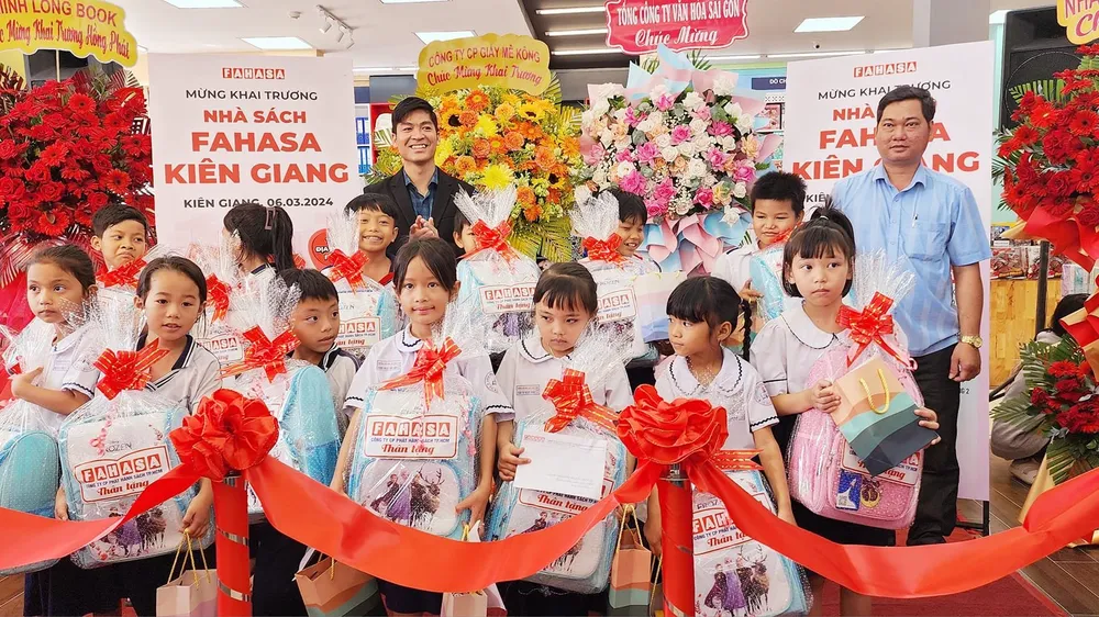 Công ty Fahasa trao tặng 30 phần quà cho các em học sinh có hoàn cảnh khó khăn