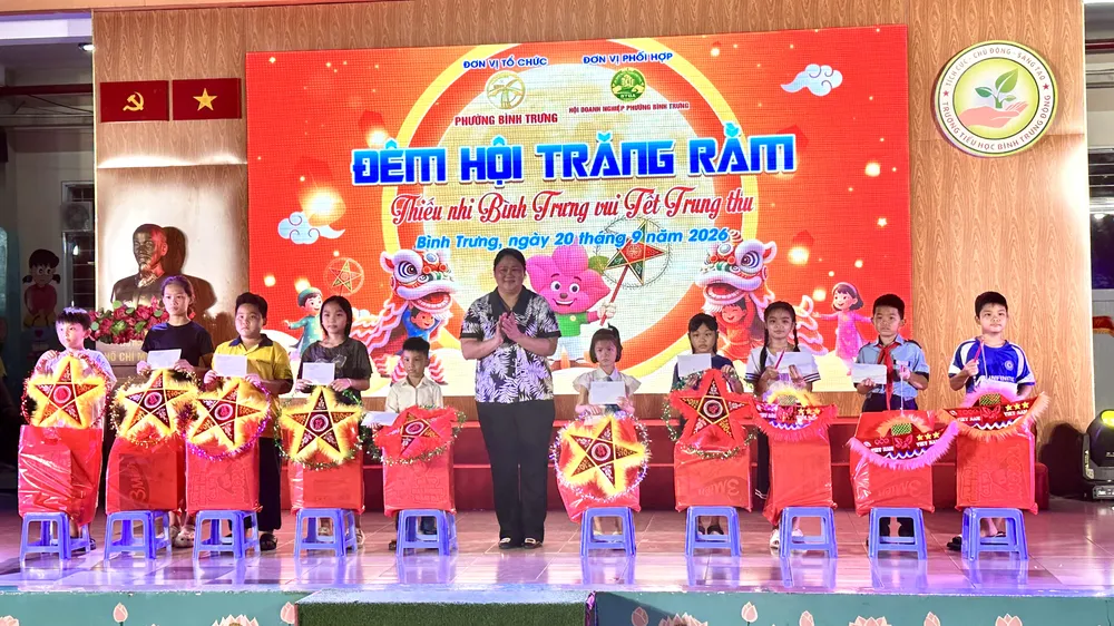 Phường Bình Trưng trao 50 phần quà Trung thu cho trẻ em khó khăn