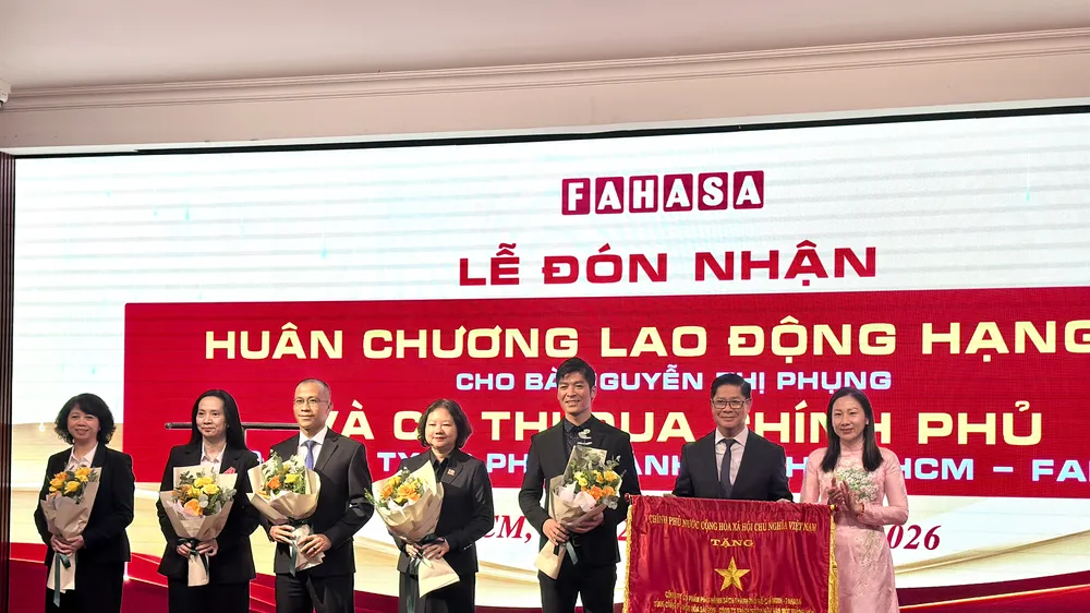 Công ty Fahasa đón nhận Cờ thi đua của Thủ tướng Chính phủ