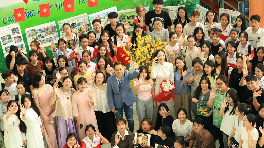  “Tắt điện thoại, mở sách ra” cùng sinh viên