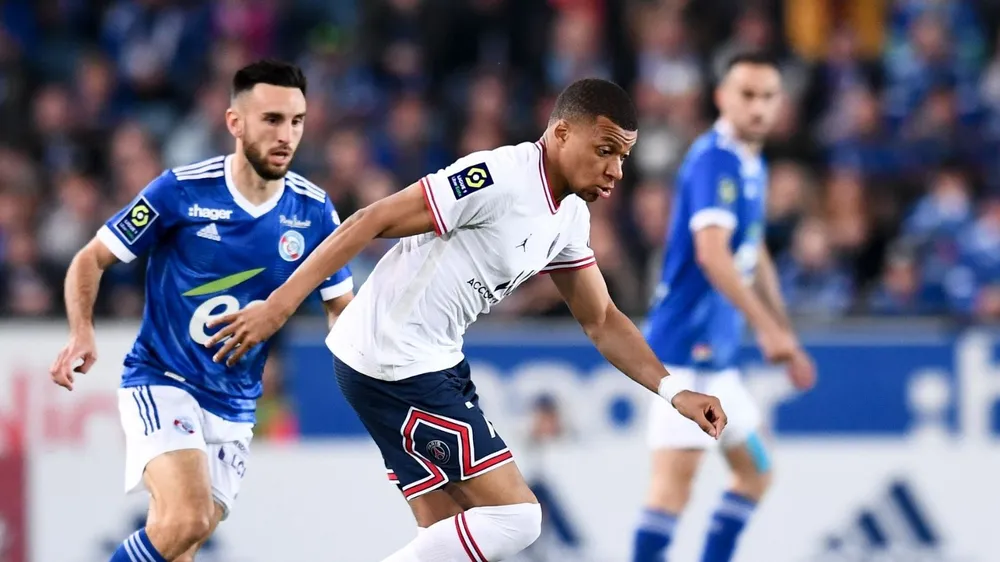 Mbappe tỏa sáng nhưng PSG vẫn mất điểm trước Strasbourg