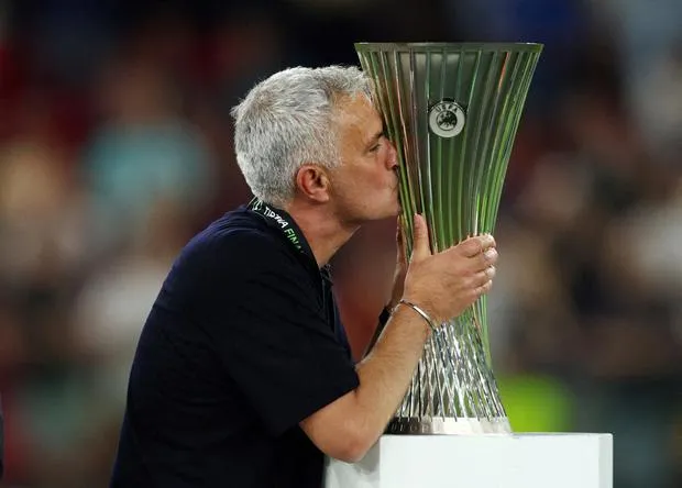 Jose Mourinho hôn lên chiếc cúp Europa Conference League đầy hạnh phúc