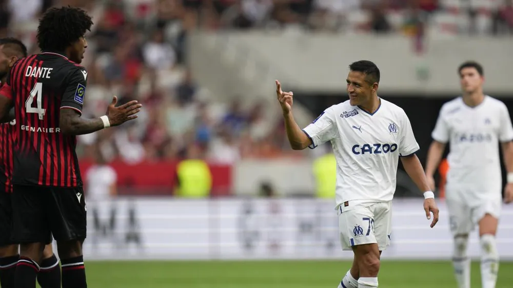 Alexis Sanchez ghi hai bàn vào lưới Nice