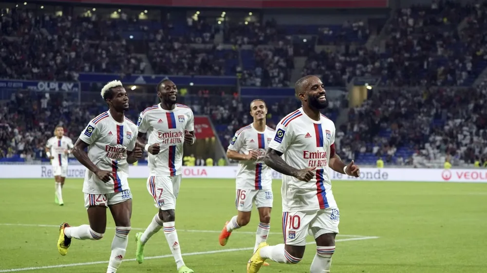 Lyon của Lacazette "đè bẹp" Angers